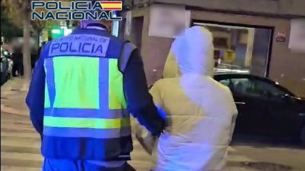 Detenidos por 11 robos por escalo en viviendas de Elche con sus habitantes dentro