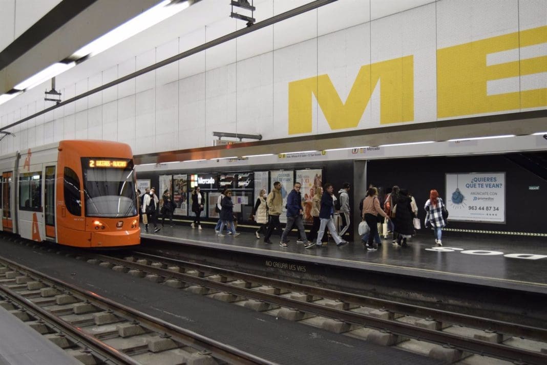 09/04/2024 Tren del TRAM d'Alacant en la estación de Mercado, en Alicante.