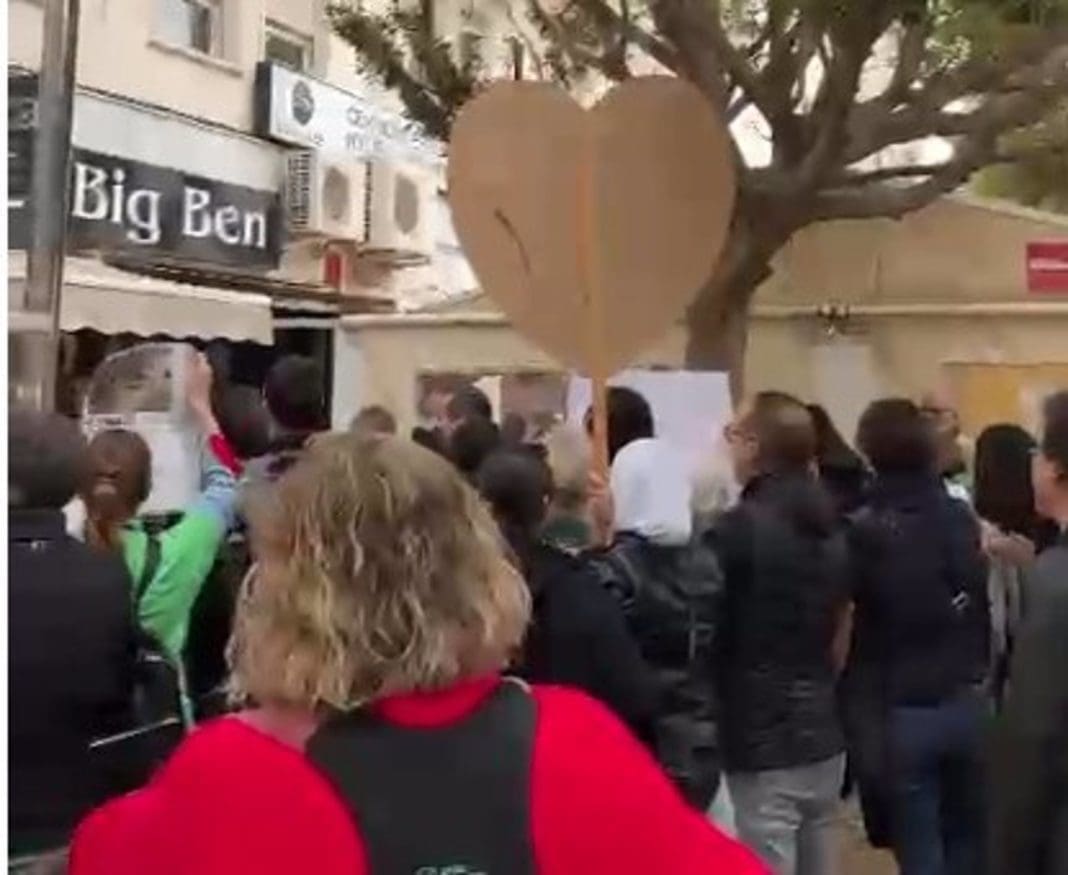 La Plataforma de Afectados IES El Palmeral de Orihuela (Alicante) protesta frente a un bar contra el president de la Generalitat, Carlos Mazón.