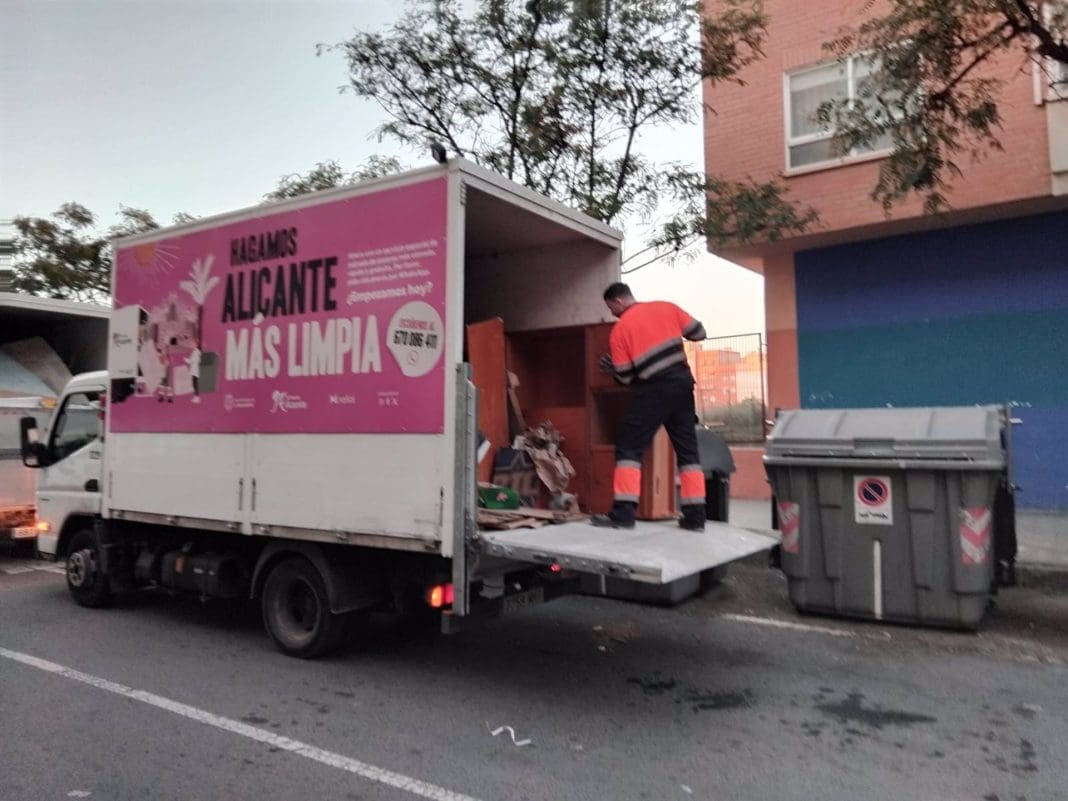 23/03/2025 La recogida de enseres con cita previa aumenta un 29% con la campaña 'Hagamos Alicante más limpia'. El Ayuntamiento de Alicante y la empresa concesionaria del servicio de limpieza y recogida de residuos han recogido entre el 19 de enero y el 19 de febrero un total de 2.561 enseres de la vía, gracias al servicio de cita previa. Esta cifra contrasta con los 1.981 objetos retirados en diciembre, al aumentar en un 29 por ciento, y se alcanza después de que el 16 de enero se pusiera en marcha la campaña 'Hagamos Alicante más limpia', diseñada para implicar a los ciudadanos en el cuidado de las calles y los espacios públicos de la ciudad. POLITICA AYUNTAMIENTO DE ALICANTE