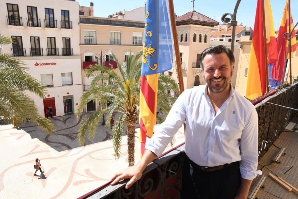 Alcalde de Elche, Pablo Ruz en balcón Ayuntamiento