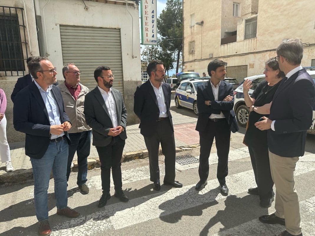 Dirigentes de Elche, Generalitat y Ministerio de Vivienda en el barrio de San Antón