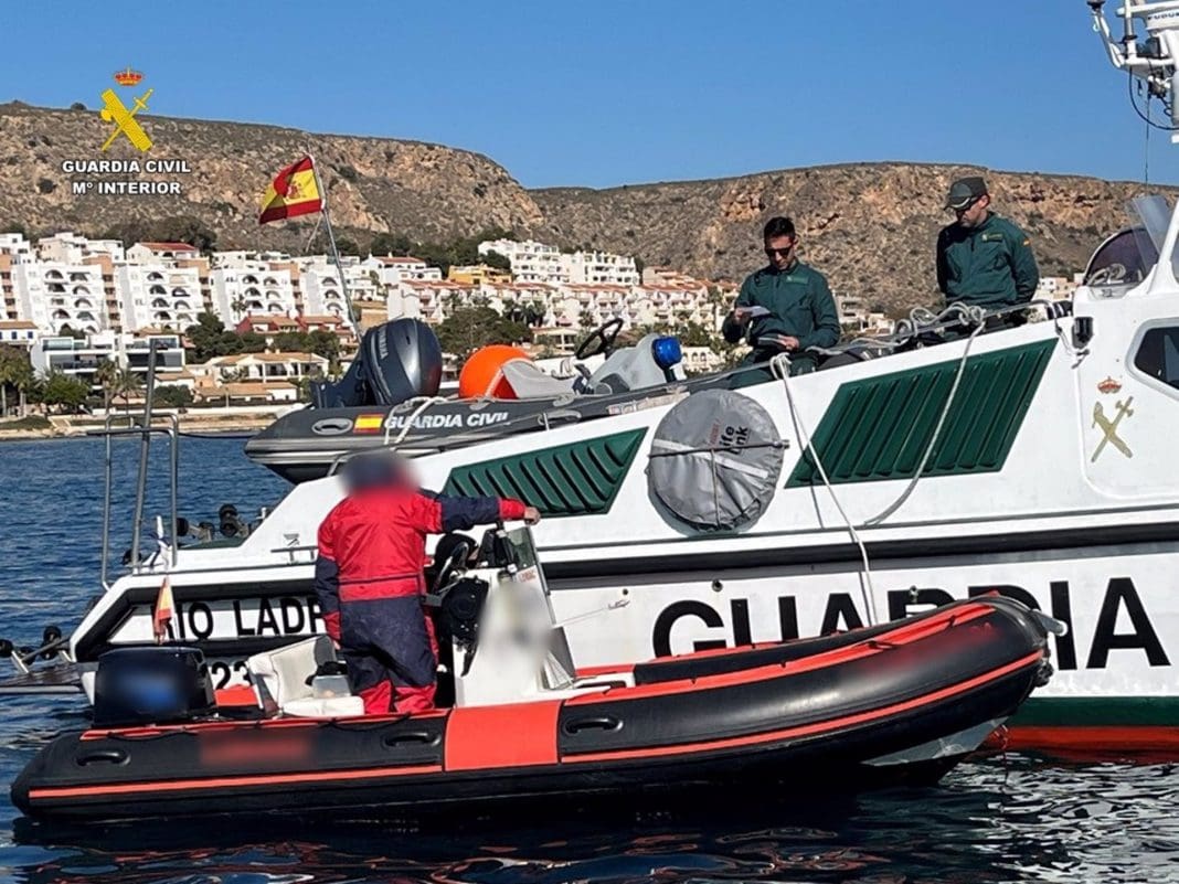 13/04/2025 Intervenida una embarcación que practicaba pesca furtiva de pulpo en la bahía de Santa Pola POLITICA GUARDIA CIVIL