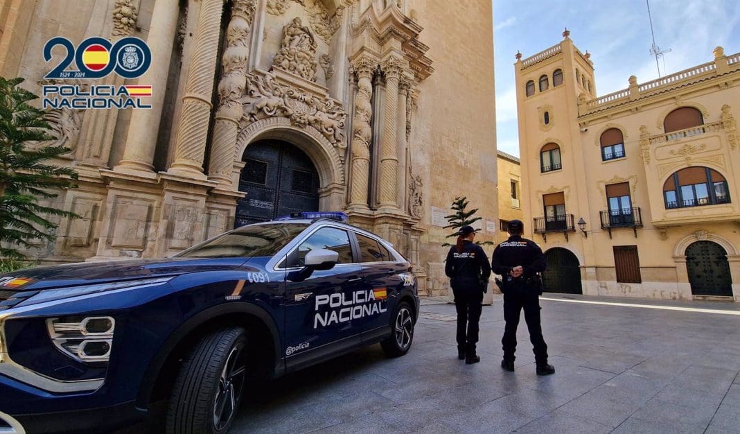 20/04/2025 Alicante.- Sucesos.- Detenido por cobrar 1.500 euros a una octogenaria por cederle un nicho del que no era propietario. ALICANTE, 20 (EUROPA PRESS) La Policía Nacional ha detenido en la localidad alicantina de Elche a un hombre por haber cedido un nicho del cementerio antiguo del municipio a una mujer octogenaria a cambio de 1.500 euros, no siendo titular del mismo, según informó el registro municipal a la víctima cuando trató de realizar las gestiones de cambio de titularidad. La investigación tuvo su inicio tras la denuncia interpuesta por una mujer de 80 años de edad, vecina de Elche quien, a través de su corredor de seguros de decesos, fue puesta en contacto con un hombre que ofrecía la cesión de un nicho en el cementerio antiguo ilicitano, a cambio de 1.500 euros, ha indicado la Jefatura Superior de Policía en un comunicado. La víctima se entrevistó con el sospechoso en el mismo cementerio donde se encontraba el nicho interesado. Allí mismo, concretaron la cesión de este y redactaron un contrato particular firmado entre ambos, donde se hacía efectiva dicha cesión. Tras el pago de la cantidad convenida efectuado por la mujer, el cedente del nicho le entregó la escritura y otros documentos de propiedad relacionados. Poco después, la víctima fue a realizar el cambio de titularidad en el registro municipal de la ciudad, donde le informaron de que no podía realizarse, puesto que la persona que se lo había cedido no figuraba como propietario del mismo. A pesar de ello, en atención a la víctima, el mismo funcionario que la atendió trató de mediar mediante llamada de teléfono entre ambos. Sin embargo, cuando le expuso el caso, el cedente colgó el teléfono y dejó de atender llamadas, tanto al funcionario, como a la propia víctima, por lo que los hechos se pusieron en conocimiento de la Policía Nacional. Por todo ello, los agentes han detenido a un hombre por la presunta comisión de un delito de estafa. POLITI