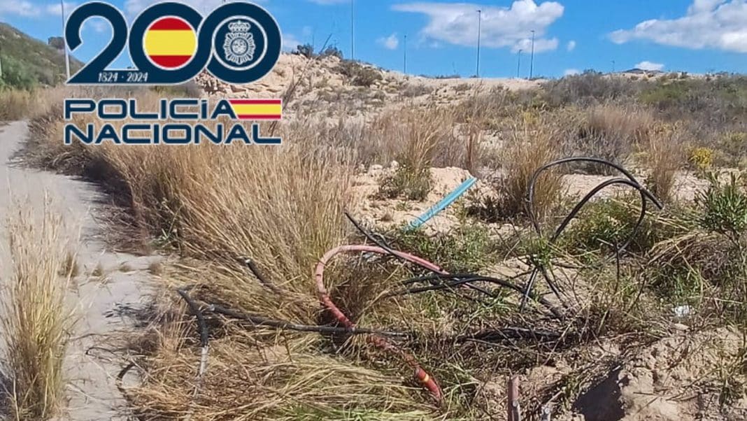 21/04/2025 Alicante.- Sucesos.- Tres detenidos por robar cableado de cobre en un polígono industrial de Benidorm. ALICANTE, 21 (EUROPA PRESS) Agentes de la Policía Nacional han detenido en la localidad alicantina de Benidorm a tres hombres tras ser sorprendidos sustrayendo una gran cantidad de cable de cobre en un polígono industrial. La intervención policial se produjo tras recibir la Sala CIMACC 091 un aviso sobre la presencia de un grupo de individuos a bordo de una furgoneta que sustraían cableado en la zona, según ha informado la Jefatura Superior de Policía en un comunicado. La patrulla que se desplazó hasta el lugar, localizó el vehículo y procedió a darle el alto para tratar de identificar a sus ocupantes y comprobar si portaban el cableado presuntamente sustraído. Una vez parado y asegurado el vehículo, los agentes comprobaron que en la zona de carga había una gran cantidad de cable de distintos tipos y dimensiones, así como diversas herramientas que presuntamente habían sido utilizadas para el corte de dicho cableado. Al preguntar a los ocupantes del vehículo por la procedencia del material, los mismos alegaron haberlo encontrado tirado en el suelo. Sin embargo, los policías observaron que se trataba de cable de cobre y que presentaba 