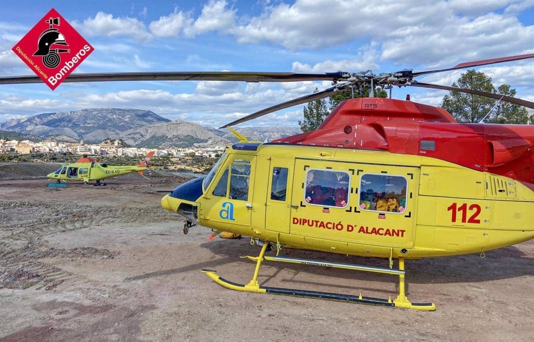 25/04/2025 Imagen de archivo de un helicóptero del Consorcio Provincial de Bomberos de Alicante. Efectivos del Consorcio Provincial de Bomberos han rescatado este sábado, en el Faro de l'Albir de l'Alfàs del Pi (Alicante), a una mujer de 68 años que realizaba la ruta de l'Alt del Governador de la Serra Gelada y sufrió una fractura del tendón de Aquiles, lo que le imposibilitaba retomar la marcha. POLITICA CONSORCIO PROVINCIAL DE BOMBEROS DE ALICANTE