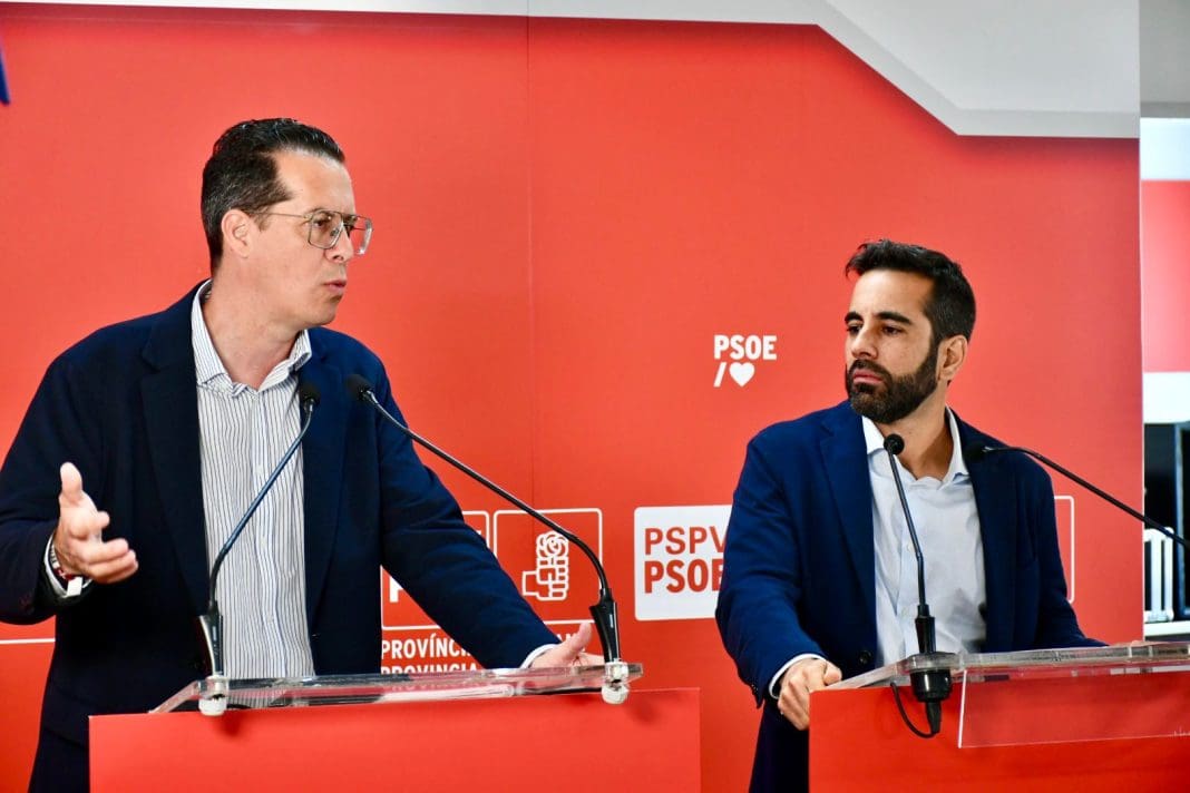 El secretario general del PSPV-PSOE en la provincia de Alicante, Rubén Alfaro y el síndic del PSPV-PSOE en Les Corts, José Muñoz