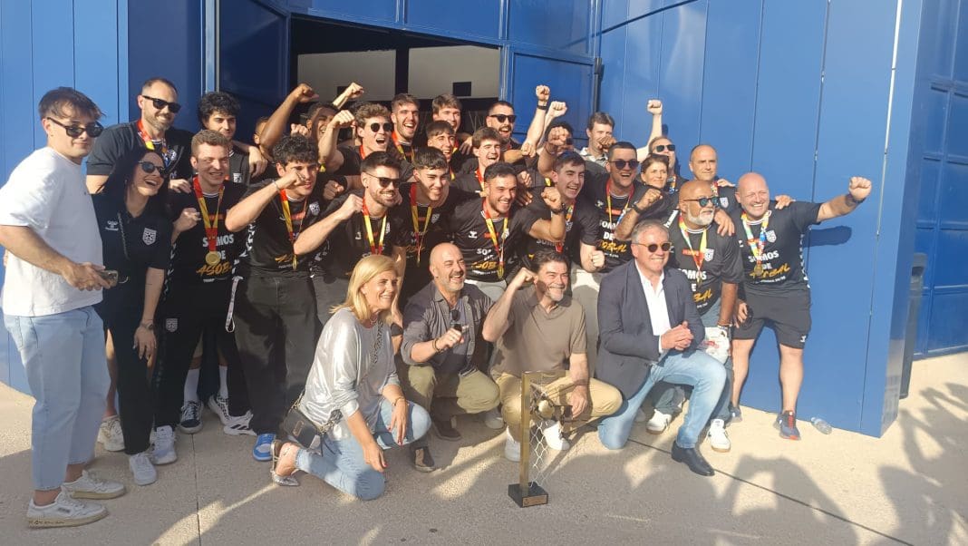 Alicante homenajea al EÓN por su ascenso a la Asobal y este martes le recibe en el Salón Azul (2)