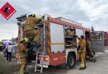 Extinguen el incendio de un camión lleno de hormigón en la CV-941 a la altura de Orihuela