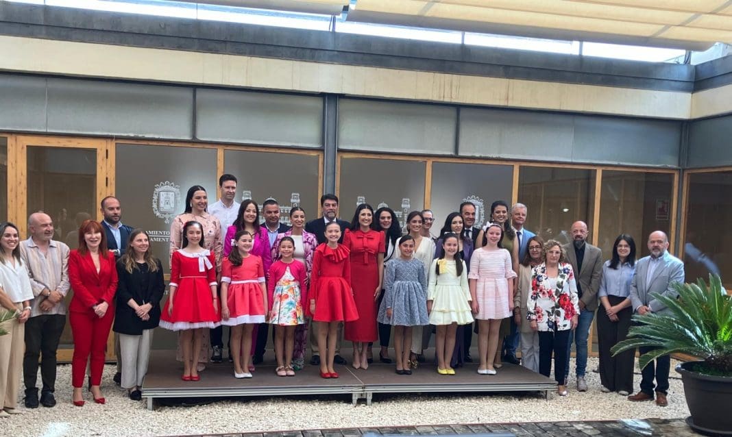 recepcion del Ayuntamiento de Alicante de las belleses del foc Adriana Vicó y Valentina