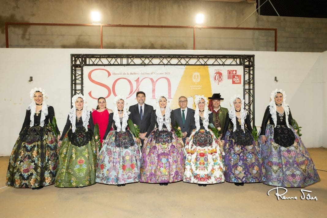 Bellea del Foc de Alicante 2025. Adriana Vico Melgar, con sus damas de honor