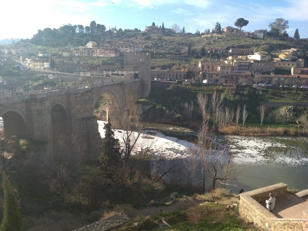 Espumas en el río Tajo a su paso por Toledo