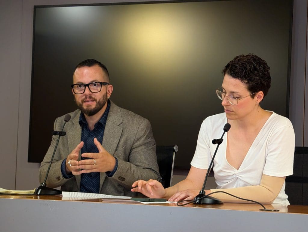 Rafa Mas, portavoz de Compromís en el Ayuntamiento de Alicante y Aitana Mas, portavoz adjunta de Compromís en Corts Valencianes