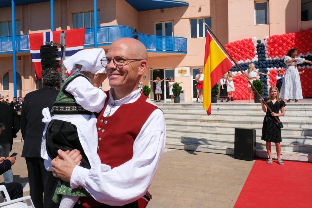 La mayor colonia de noruegos de España fuera del país escandinavo y la segunda del mundo, la que vive en el entorno de l'Alfàs del Pi (Alicante), celebra este sábado el día nacional de Noruega con un intenso programa de desfiles y actos con el denominador común de los colores rojo, azul y blanco de su bandera. EFE/Pablo Miranzo