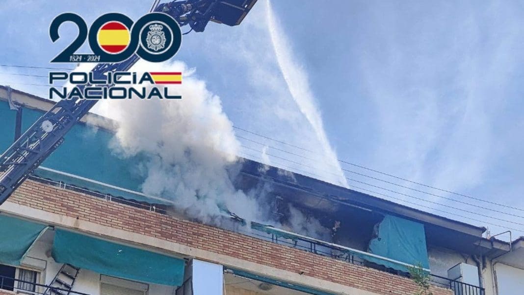 01/05/2025 La Policía Nacional detiene a un hombre tras provocar un incendio en la vivienda que debía abandonar en mayo. La Policía Nacional ha detenido en la ciudad de Alicante a un hombre de 64 años por su presunta implicación en un incendio registrado en una quinta planta de un edificio ubicado en la zona norte de la ciudad. El arrestado vivía en el domicilio en situación irregular, sin abonar alquiler, y contaba con antecedentes por otros hechos. POLITICA POLICÍA NACIONAL