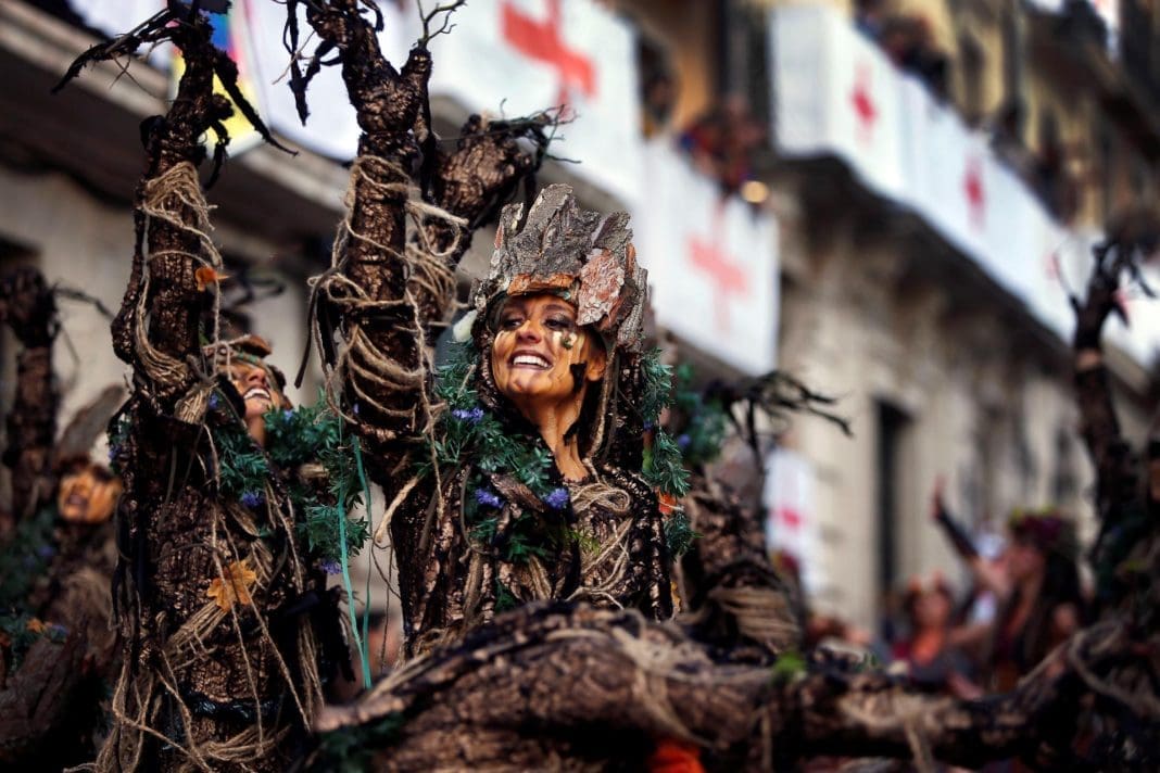 Un momento de las fiestas de Moros y Cristianos en la localidad alicantina de Alcoy. EFE/ Manuel Lorenzo