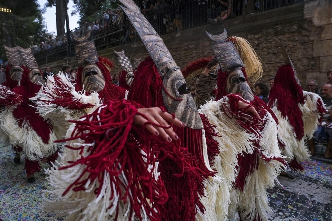 Momento de la entrada mora de la filà Marrakech, durante el Día de las Entradas de la fiesta de Moros y Cristianos en el centro de Alcoy (Alicante). EFE / Pablo Miranzo