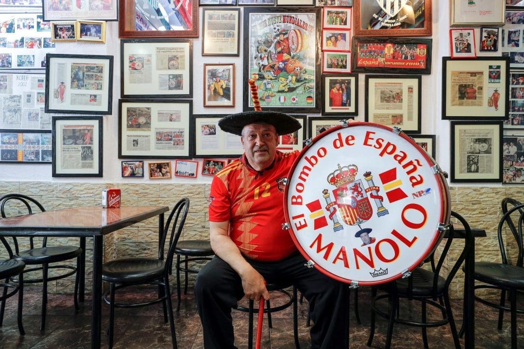 Manolo el del Bombo. el hincha más fiel de la Selección, posa en el interior del que fuera su bar en Valencia. EFE/ Archivo