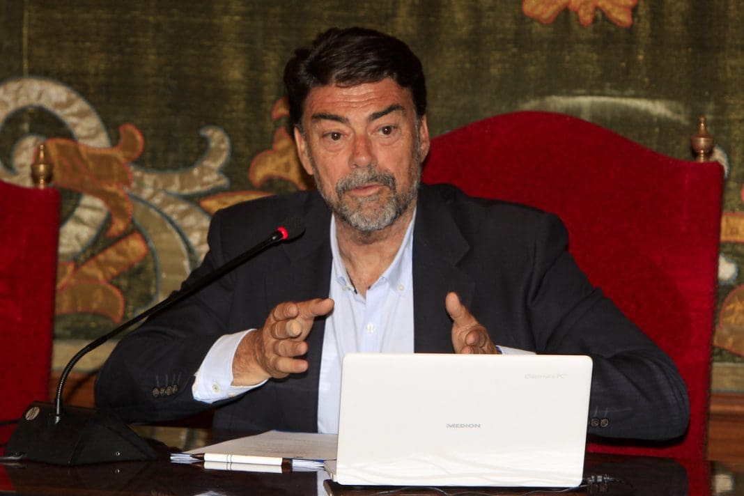 Luis Barcala, durante el Pleno extraordinario del Ayuntamiento de Alicante para debatir y votar el Plan Económico Financiero