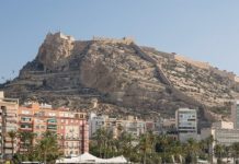 Alicante ilumina sus monumentos con la bandera de España por el Mundial