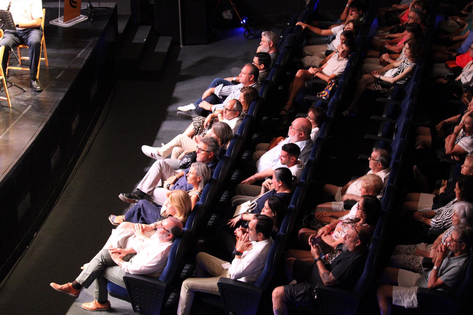 El concierto de música festera de 'L’Avanç' llena el auditorio de El ...