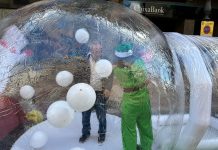 Una gran bola transparente anima las calles de El Campello para premiar a clientes del comercio local