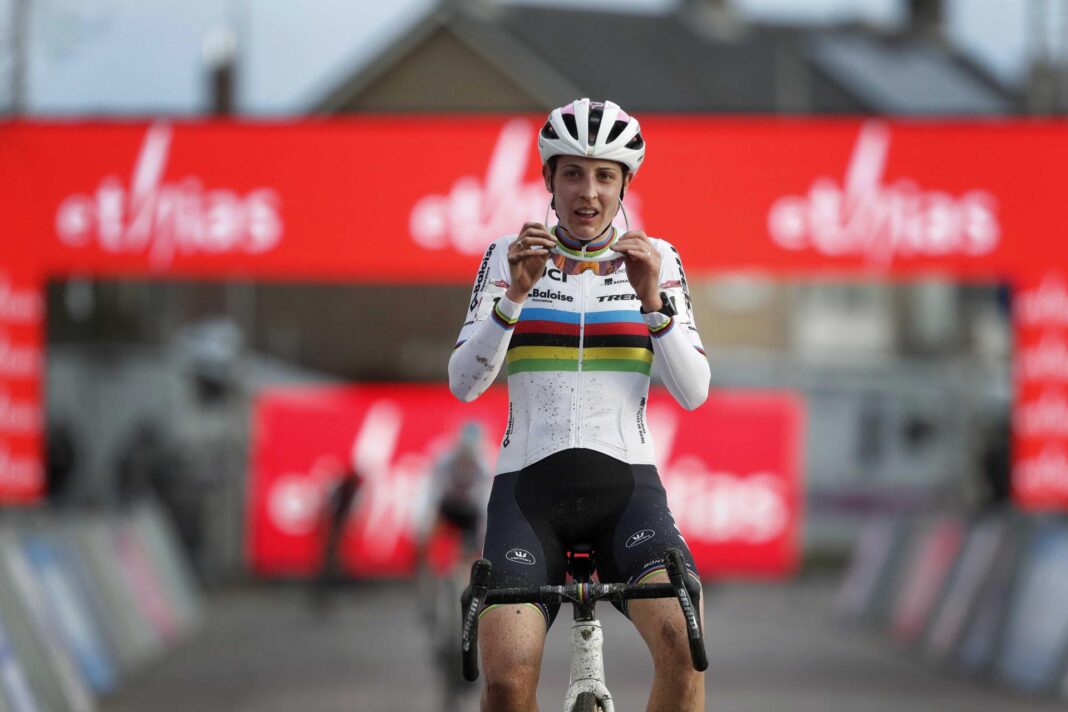 Octavo triunfo en diez pruebas para la neerlandesa, que se impuso en solitario en el circuito alicantino.