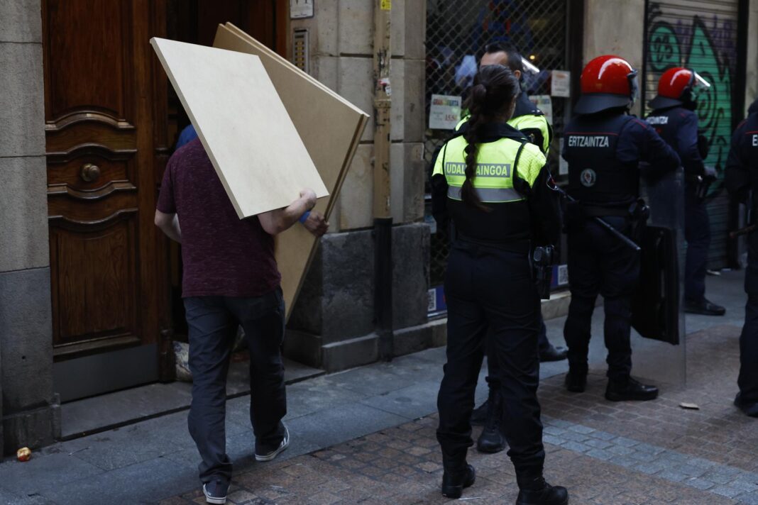 El aumento de viviendas ‘okupadas’ a la venta refleja la falta de seguridad jurídica y preocupa a propietarios y expertos inmobiliarios.