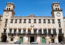 Dimite la directora general de Recursos Humanos del Ayuntamiento de Alicante tras la polémica por una promoción de VPO peatonalización plaza ayuntamiento alicante