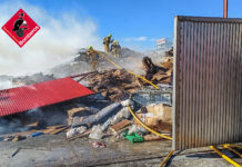Controlado el incendio en el exterior de una nave industrial del polígono Carrús de Elche