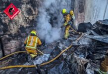 Controlado un incendio en una nave industrial de reciclaje de chatarra en Ibi