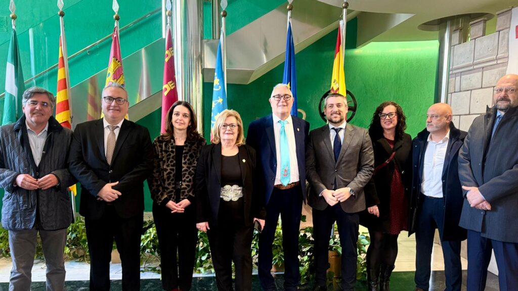 Nuria Martínez pone en valor en Ibi las fiestas de Moros y Cristianos como emblema de las señas de identidad valencianas y como patrimonio cultural y turístico