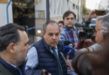 Carlos Baño comparece ‘muy tranquilo’ ante la comisión de los bonos comercio de Alicante