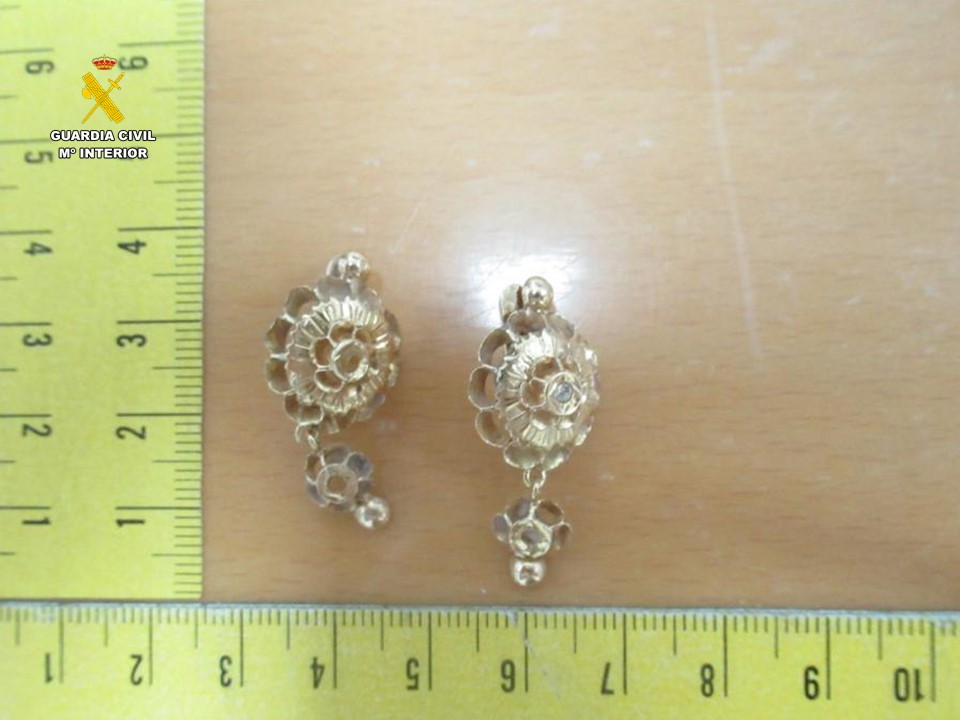 anciana pendientes