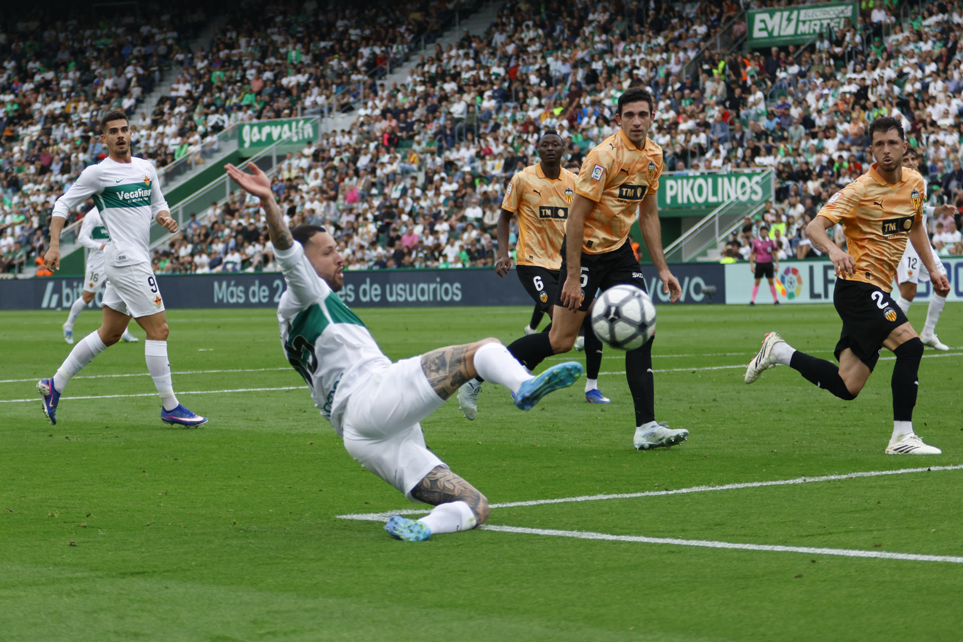 El Elche toma aire y sale del descenso tras vencer al Valencia: 1-0 ...