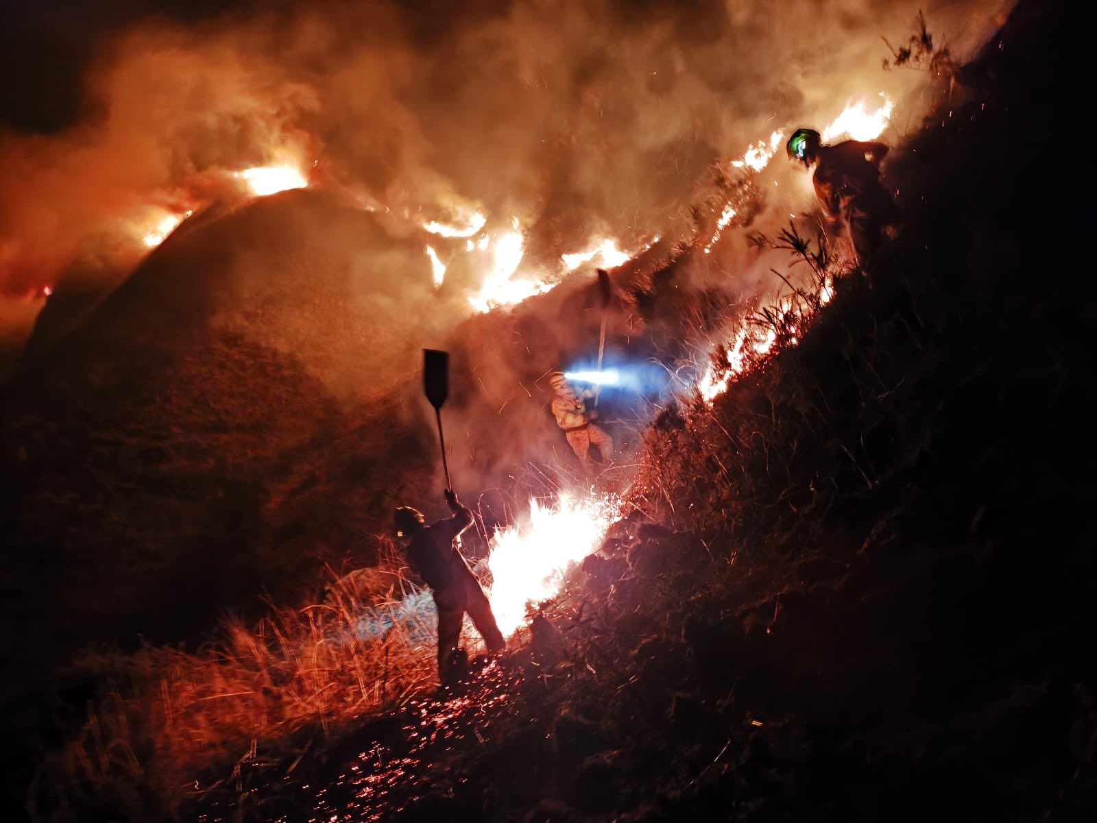 Asturias y Cantabria afrontan 58 incendios activos