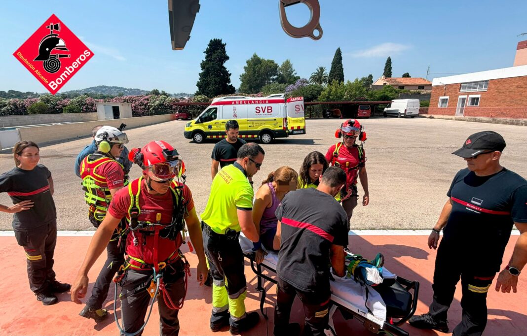 Rescatada una mujer de 57 años con fractura de tobillo en el Montgó de Dénia tras un operativo aéreo de rescate