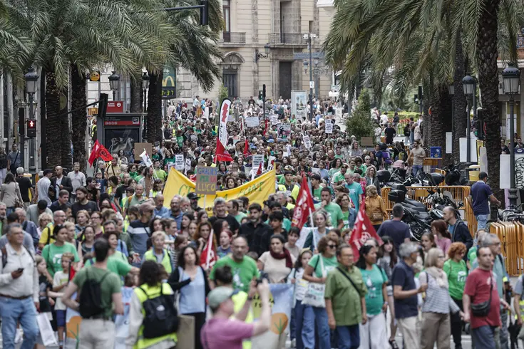 Manifestación de docentes valencianos en una calle durante una protesta