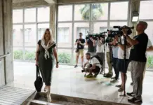 Educación reabre la negociación con los docentes tras la suspensión de la huelga indefinida Carmen Ortí llega a una reunión de la mesa negociadora con sindicatos de docentes