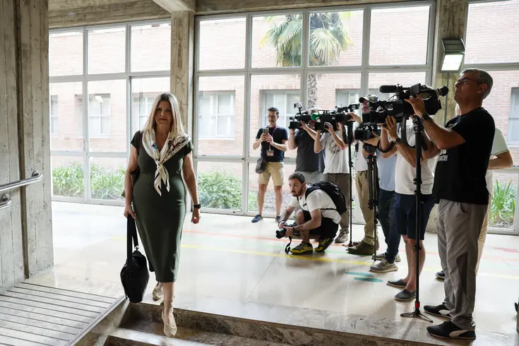 Carmen Ortí llega a una reunión de la mesa negociadora con sindicatos de docentes