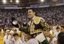 Alejandro Talavante sale a hombros durante la corrida en la plaza de toros de Alicante