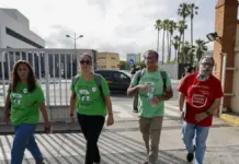 Representantes de sindicatos docentes acceden a la Consellería de Educación ante una reunión.