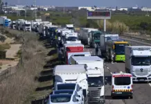 Un coche ardiendo en la AP-7 provoca más de dos kilómetros de atasco en Villajoyosa Atasco en la autopista AP-7 debido a un choque múltiple por la niebla