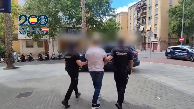 Agentes de Policía Nacional durante una detención en Alicante relacionada con una orden internacional de Argelia.