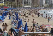 El sur de Alicante impulsa la ocupación hotelera y crece más de cuatro puntos en julio Multitud en una playa de Benidorm durante el verano