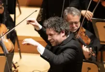 Gustavo Dudamel dirige una orquesta en un concierto