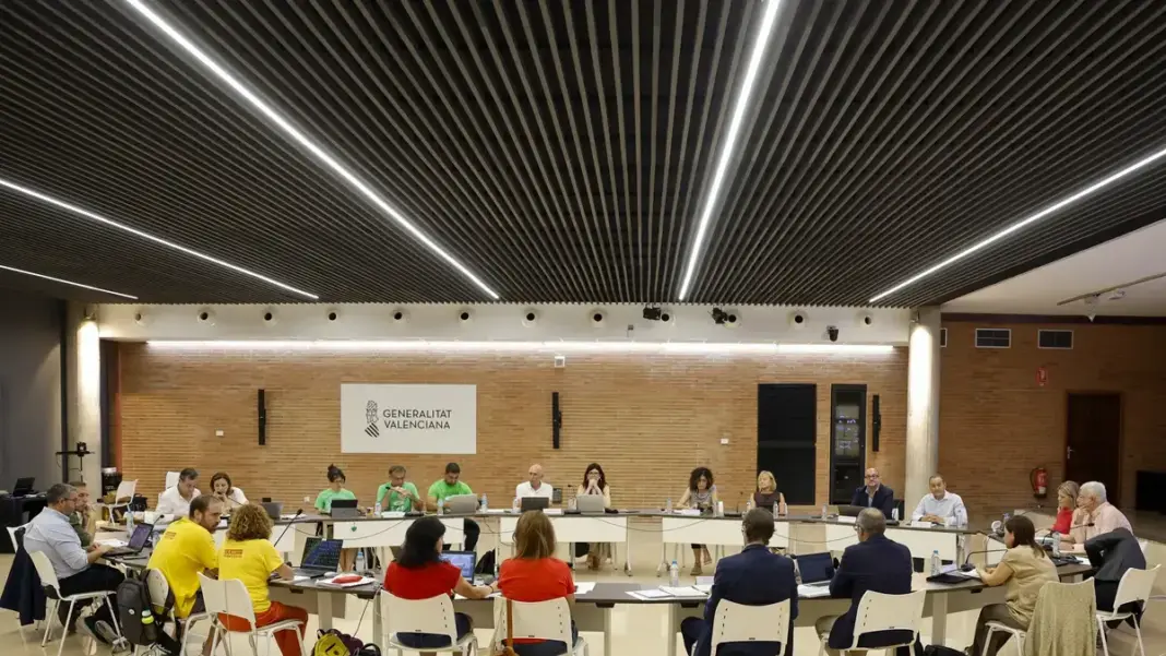 Vista general de una reunión negociadora entre la Conselleria de Educación y sindicatos de docentes