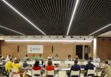 Los sindicatos ven insuficiente la redistribución de 1.249 plazas de inclusión educativa en la Comunitat Vista general de una reunión negociadora entre la Conselleria de Educación y sindicatos de docentes