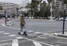 Patinete circulando por la ciudad