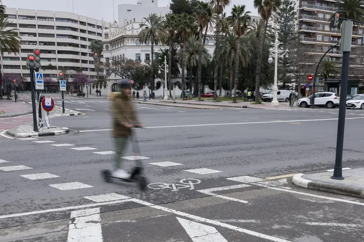Patinete circulando por la ciudad